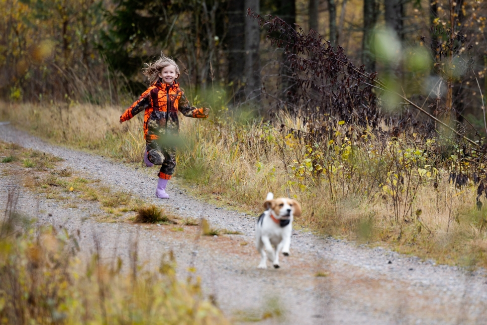 Lapsetkin saavat kirjoittaa eräkokemuksistaan. Nella Hakulinen ja Hilla-beagle esiintyivät Karjalaisen haastattelussa viime syksynä.