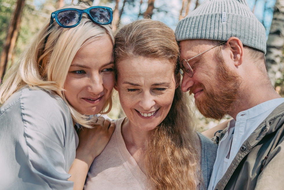 Sisarukset Jenna (Henna Tanskanen), Jóna (Elin Petersdottir) ja Joni (Lauri Tanskanen) kohtaavat toisensa.