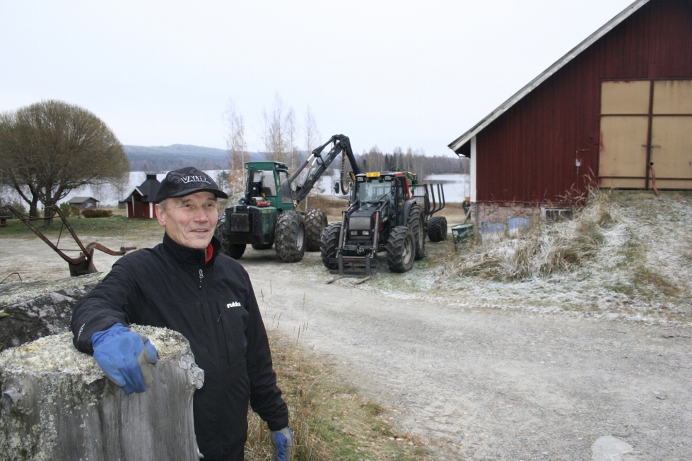 Aurat ovat vaihtuneet metsäkoneiksi Koivulan tilalla. Arvo Saarelainen on tehnyt harjoitustöinä motollaan runsaat 150 kuutiota aines- ja energiapuuta.