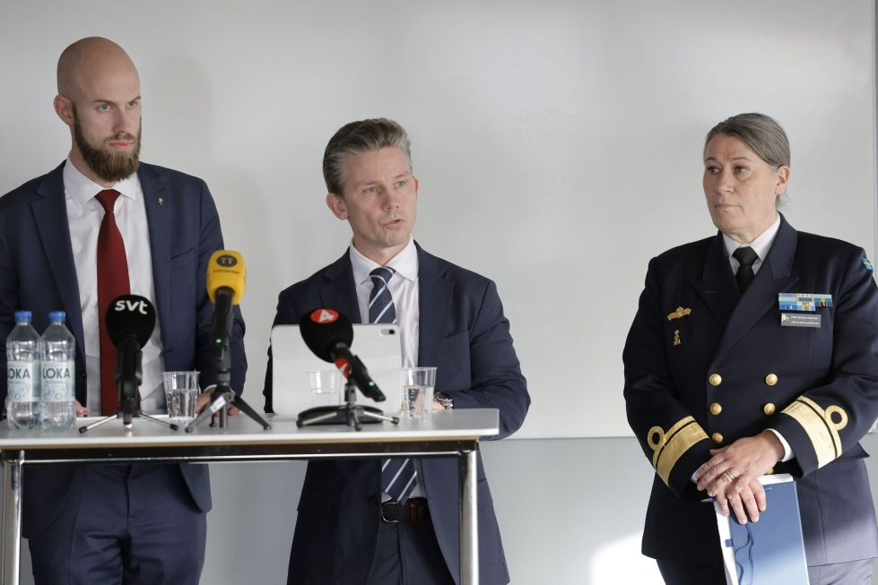 Ruotsin puolustusministeri Pål Jonson (keskellä), siviilipuolustusministeri Carl-Oskar Bohlin ja merivoimien komentaja Ewa Skoog Haslum kertoivat teleliikennekaapelin vaurioitumisesta tiistain mediatilaisuudessa Göteborgissa.