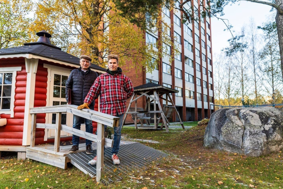 Kuopiolaisen ison taloyhtiön putkiremontti toteutettiin Alpo Ojapellon ja Santtu Turusen puheenjohtajuusvuosina. Ikäeroa entisellä ja nykyisellä puheenjohtajalla on 50 vuotta.
