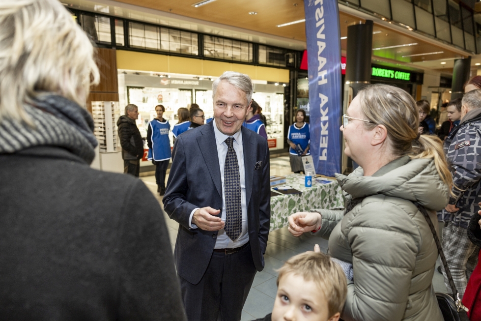 Pekka Haavisto tapasi ja kuunteli yleisöä kauppakeskus Isossa Myyssä.