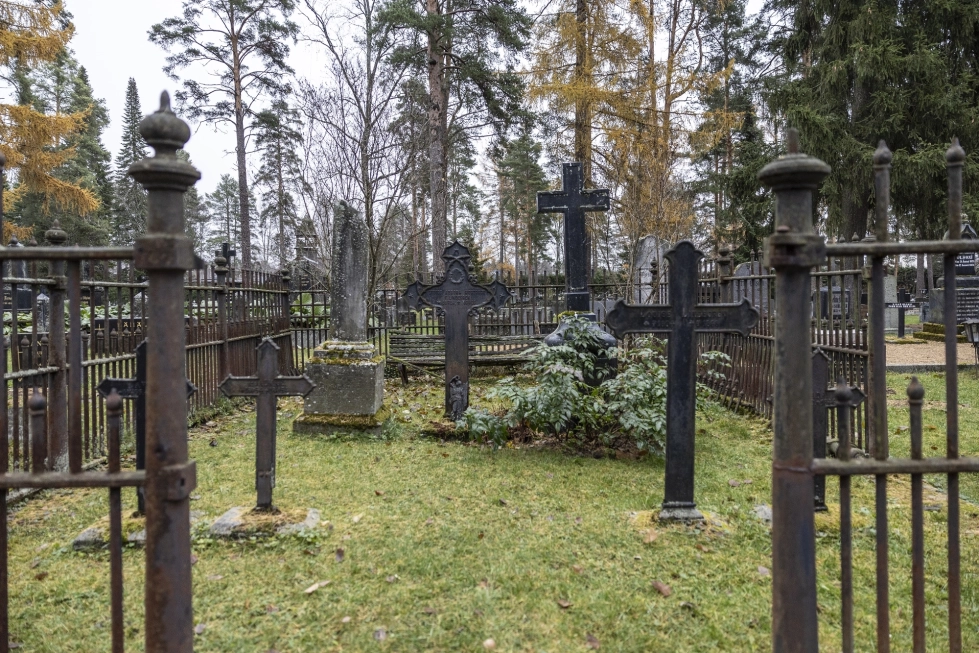Kauppaneuvos Antti Juhana Mustosen sukuhauta on aidattu. Se on ollut tapa varmistaa, että hautausmaalla laiduntava karja ei kulje hautojen päältä.