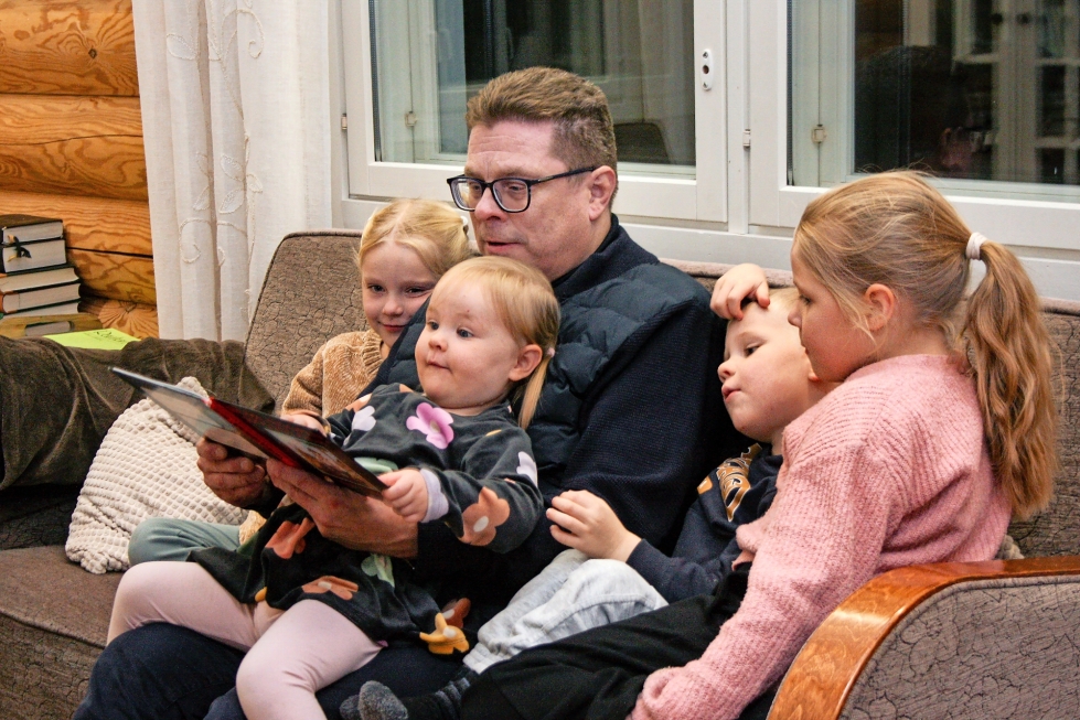 Tuomo Karhu viettää tänä vuonna 23:tta isänpäiväänsä. 14-lapsisen perheen nuorimmat, 6-vuotias Helmi (vas.), 2-vuotias Taimi, 4-vuotias Viljami ja 7-vuotias Silja tykkäävät kuunnella isän lukemia satuja.