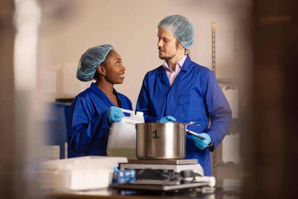 Hendrina Nsumbu ja Henri Kinnunen vertaavat hoitoaineen tekemistä ruoanlaittoon.