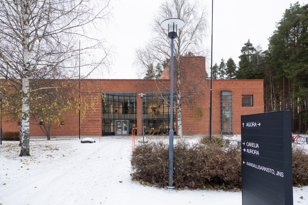 SKS toimii vuokralla Kansallisarkiston Joensuun toimipisteessä Itä-Suomen yliopiston kampuksella.