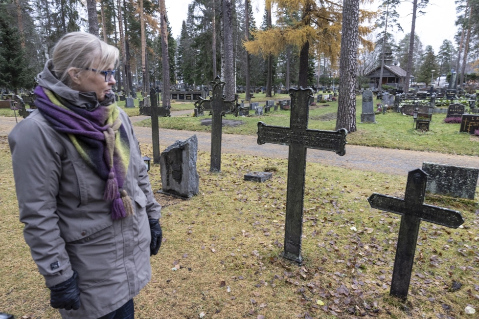 Helene Thuringin haudan vieressä on hänen isänsä, piirilääkäri Hans Thuringin hauta.