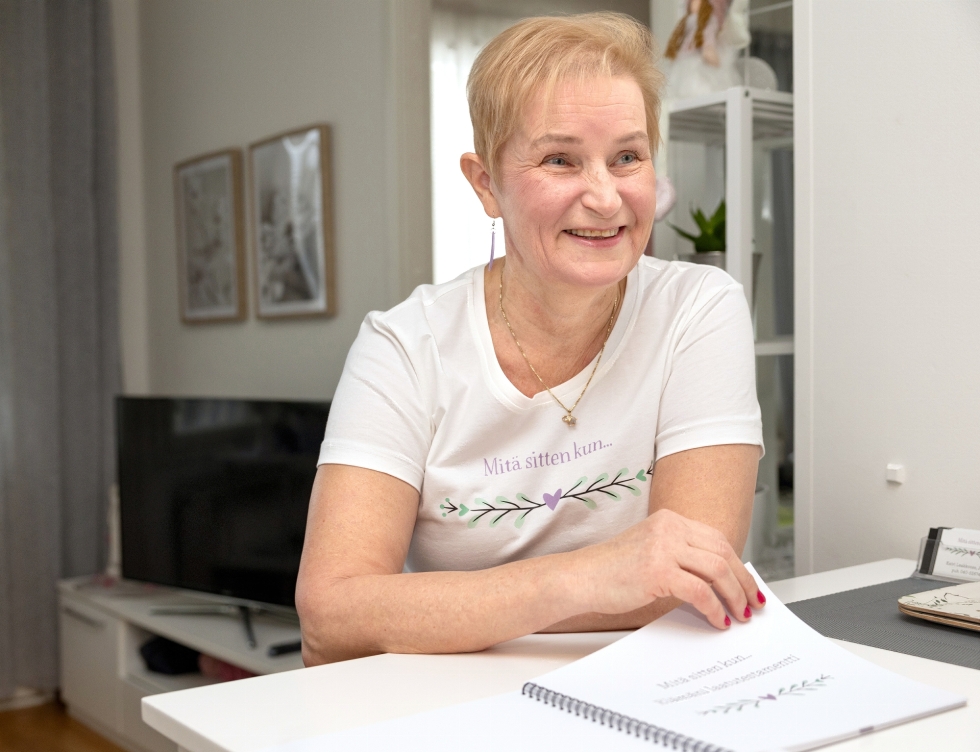 Perushoitaja Katri Laakkonen on tehnyt pitkän työuran ikäihmisten hoidossa. Ajatus hoidon laatua ja itsemääräämisoikeutta parantavasta kirjasta muhi mielessä vuosia.