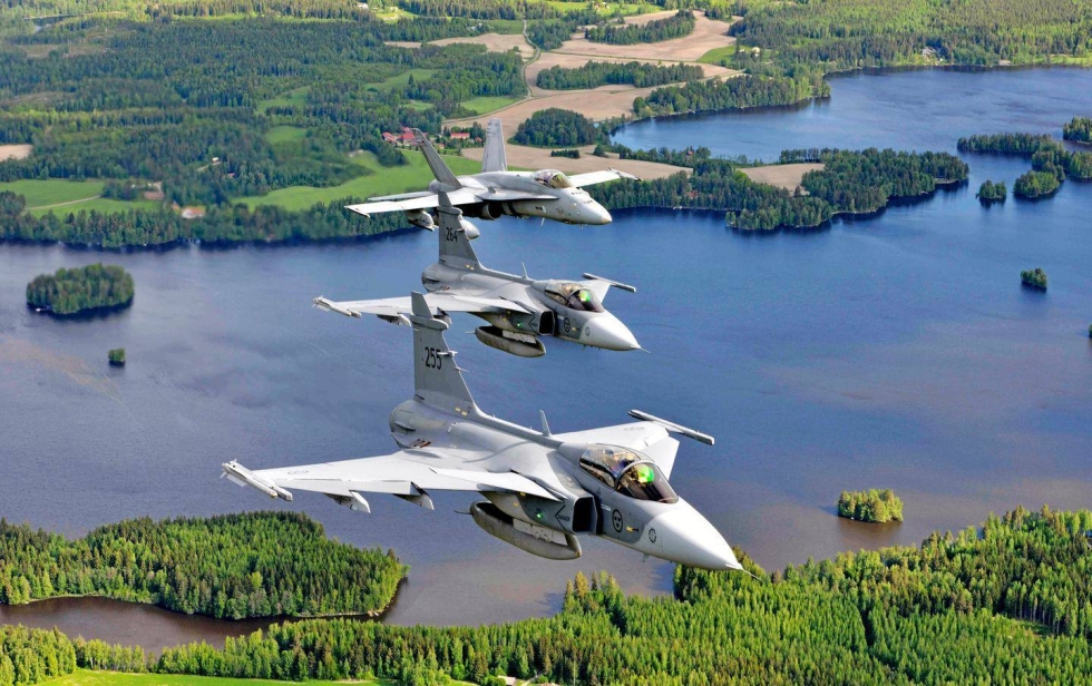 Pohjoismaat ovat harjoitelleet yhdessä jo viitisentoista vuotta. Suomen Hornet-hävittäjä (takana) ja Ruotsin Gripen-hävittäjät kuvattiin Tampereen yläpuolella kesäkuun ACE23-harjoituksessa.