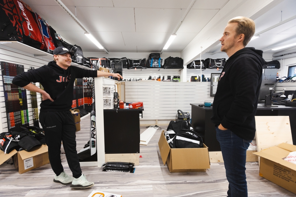 JoKP:n manageri Jaakko Lipponen (oik.) ja myymälävastaava Matias Tunttunen ovat urakoineet viime viikot uuden jääkiekkokaupan eteen.