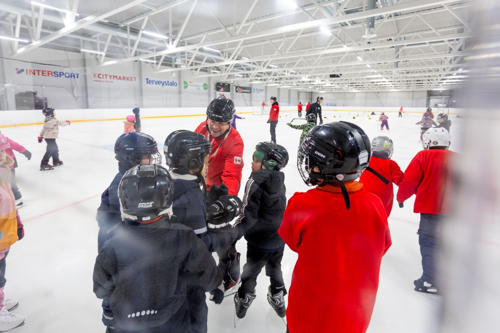 Valmentaja Janne Hattunen sai innokkaita opetettavia koululaisten jääkiekkopäivän aikana.