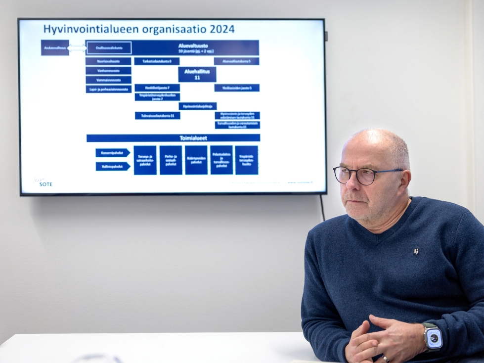 Aluehallituksen puheenjohtaja Juha Mustonen (kesk.) uskoo, että hyvinvointialueen palvelustrategia ja palveluverkkosuunnitelma tulevat voimaan ensi vuoden alussa.