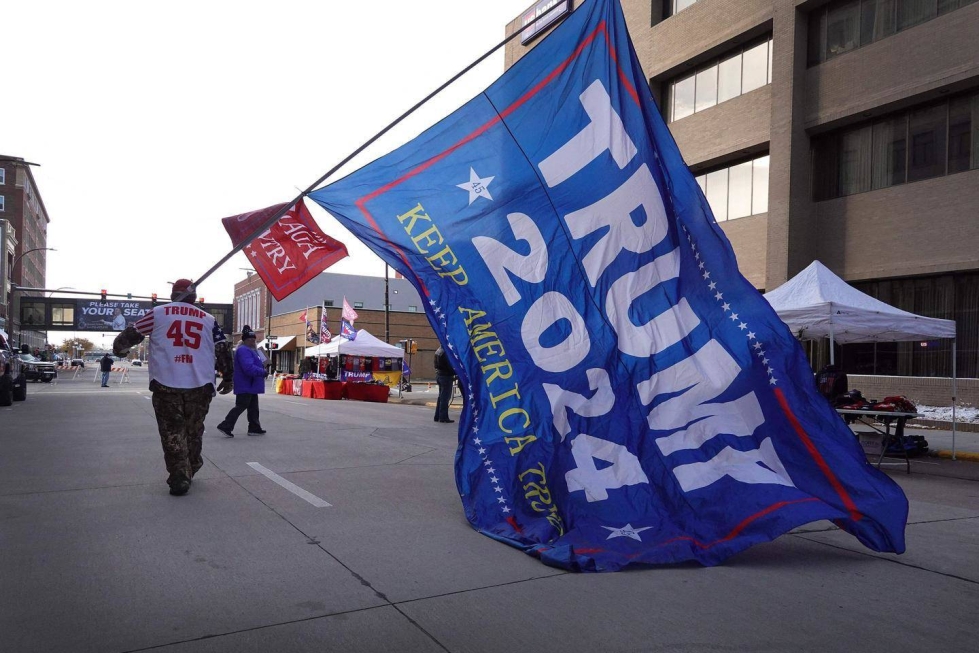Charles Hibbs kantoi viime sunnuntaina suurta Trump-lippua Sioux Fallsissa, Etelä-Dakotassa.