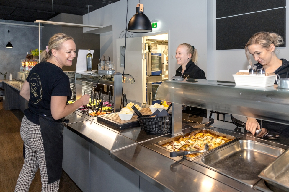 Café Taian Anne Vänskä (vas.), Tiina Pirhonen ja Anne Simonen valmistelivat lounaspöytää tiistaina.