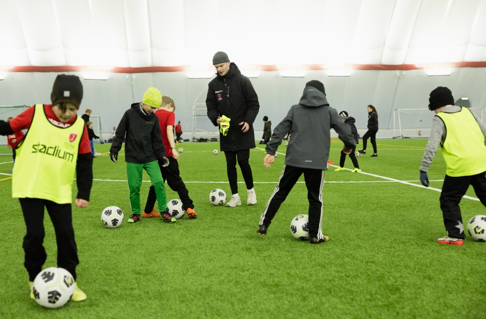 Jipon järjestää talvella lasten harrastevuoroja viileässä Rantakylän jalkapallohallissa. Eelis Hänninen valmentaa ryhmää, jossa on mahdollisuus harrastaa ilman tavoitteellista kilpailua.
