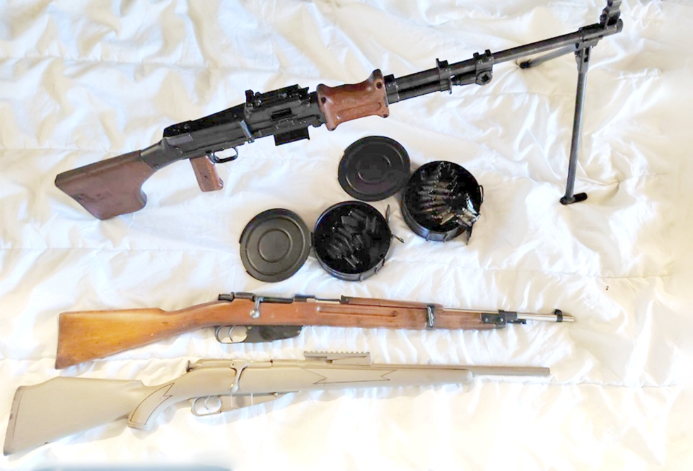 Poliisi löysi viime keväänä lappeenrantalaisyritykseen tehdyssä kotietsinnässä useita erittäin vaarallisiksi luokiteltuja aseita, kuten kuusi Kalashnikov-kivääriä.
