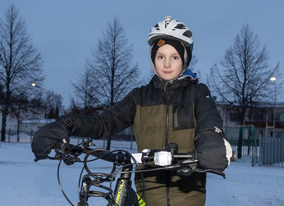 Noljakan koulua käyvä Matias Pellikka haluaa kulkea koulumatkat aina pyörällä, vaikka joskus tarjottaisiin autokyytiä. Pyörästä löytyy kaikki tarvittavat turvavarusteet ja kypärästäkin valo.