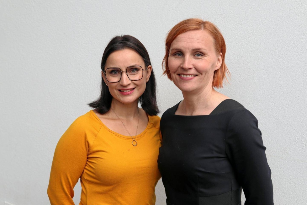 Toimittaja Nadia Paavola (vas.) ja professori Annukka Jokipii kirjoittivat Huijarien Suomi -kirjan Vaasan yliopiston tutkimuksen pohjalta.