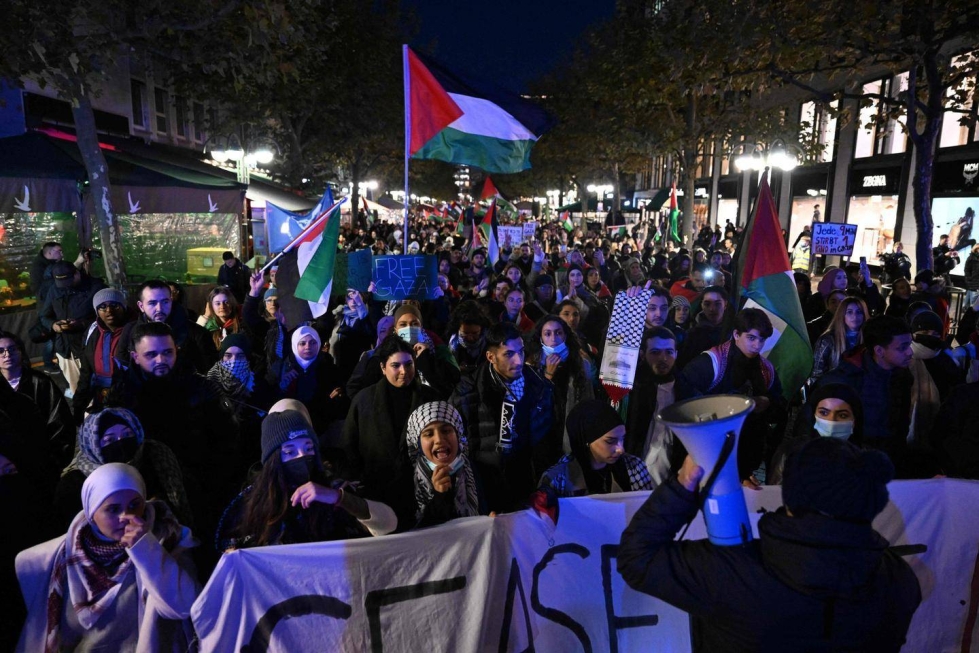 Gazan tilanne on osaltaan kiristänyt tunnelmia myös Saksassa. Frankfurtissa osoitettiin perjantaina mieltä gazalaisten puolesta.