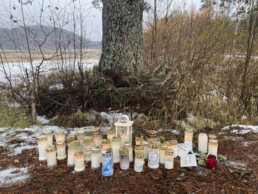 Onnettomuuspaikalle tuotiin kynttilöitä menehtyneen muistoksi.