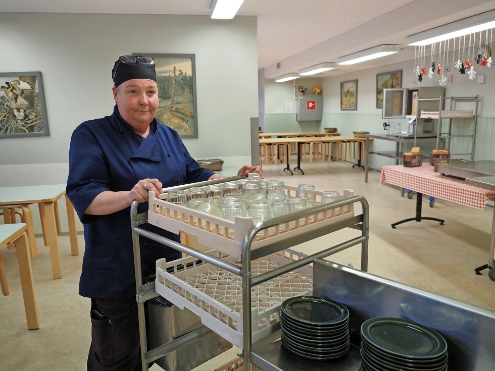 Rääkkylän koululla on oma keittiö, jossa keittäjä Irina Redsven valmistaa koululaisille lounaan ja välipalan.