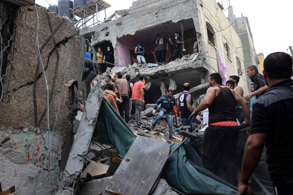 Israelin pommituksen uhreja etsittiin raunioista Gazan kaistalla Rafahissa lauantaina.