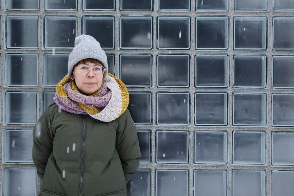 Mari Käyhkö tutkii Itä-Suomen yliopistossa luokkaerojen merkitystä työläistaustaisten, yliopistossa opettavien naisten elämässä. Hän on itsekin yksi heistä ja hyödyntää tutkimuksissa myös omia kokemuksiaan. 