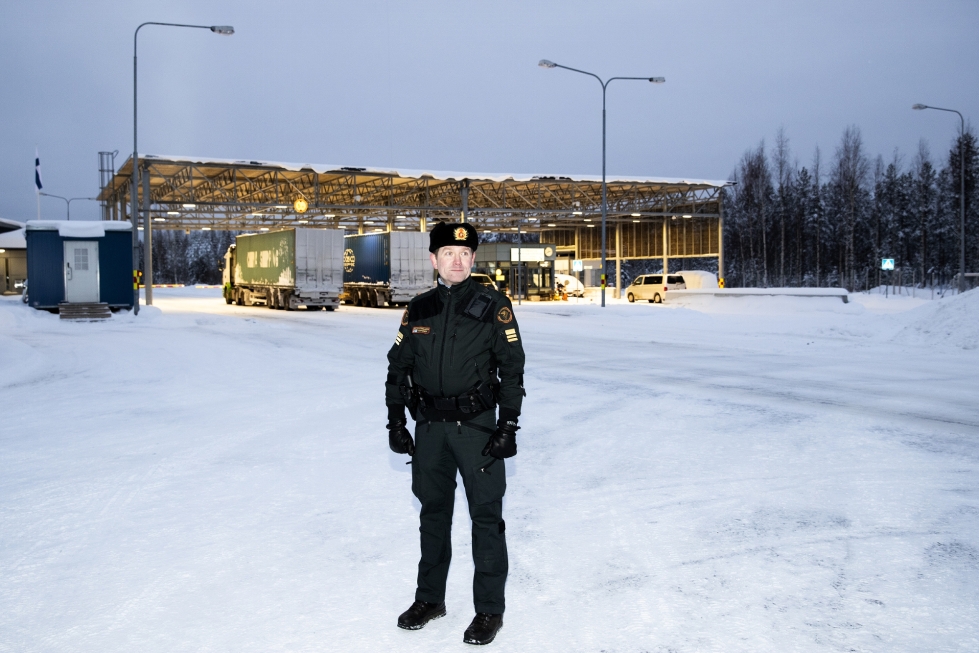 Pohjois-Karjalan rajavartioston apulaiskomentaja Samuli Murtonen näkee, että rajalakiluonnos tarkoittaisi arkisessa työssä tarkennuksia ja lisäkoulutusta. Kuva joulukuulta, kun Niiralan rajanylityspaikka oli edellisen kerran auki.