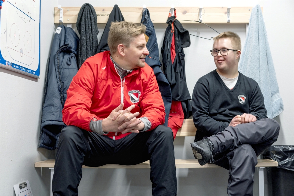 JoKP:n päävalmentaja Simo Karjalainen ja apuhuoltaja Eelis Turunen viihtyvät hyvin yhdessä jäähallilla, kotona urheilua seuraten ja avantouinnissa.