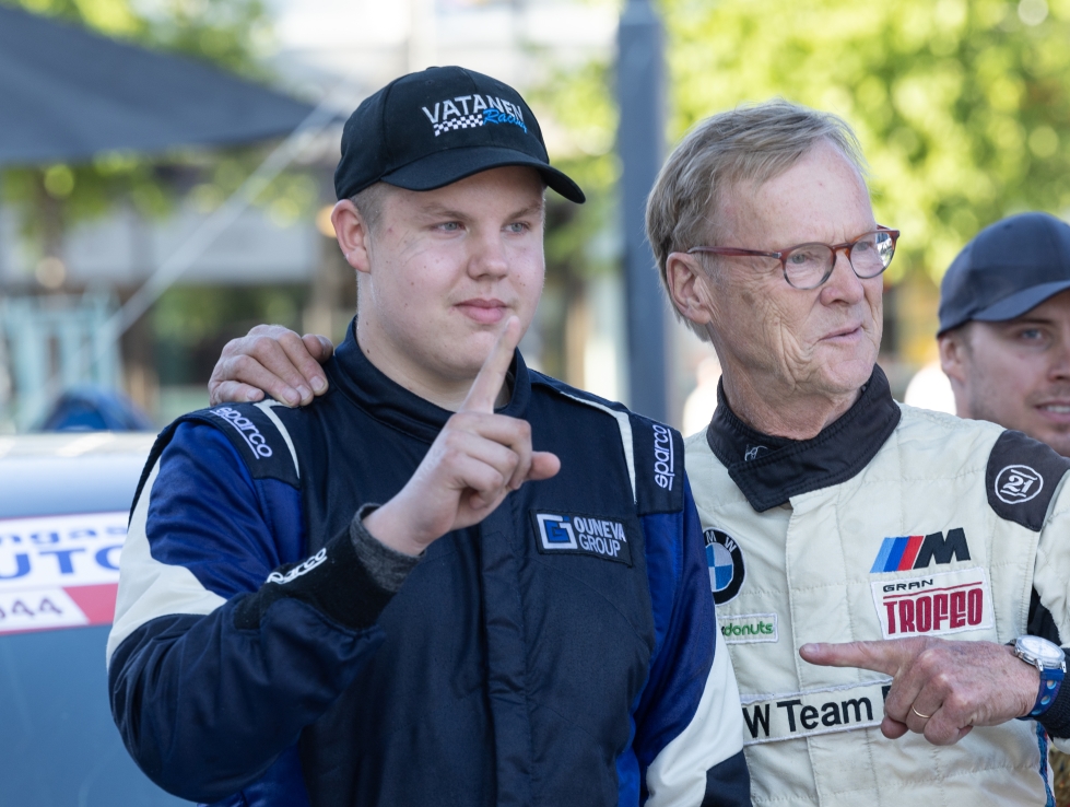 Ville Vatanen ja Ari Vatanen viime kesänä Itärallin jälkeen Joensuun torilla.