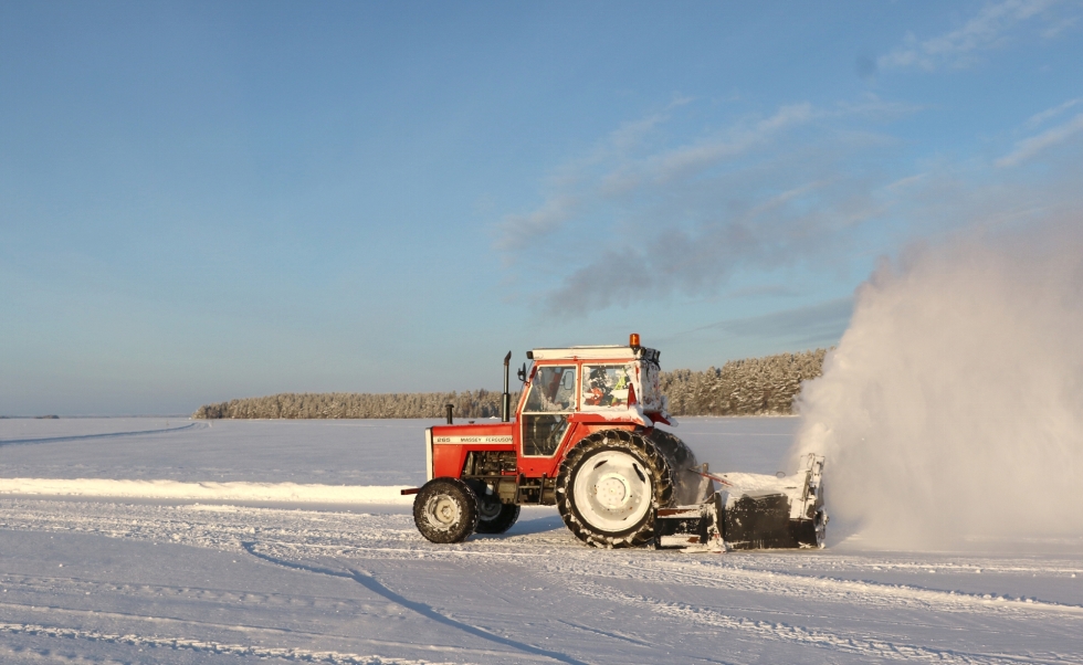 Kolin jäätietä valmisteltiin ajokuntoon viime viikolla. Linkoavaa traktoria ajamassa Jouko Vallius.