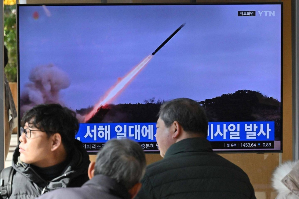 Ihmisiä katsomassa televisioraporttia Pohjois-Korean toteuttamasta ohjuskokeesta. Kuva otettu juna-asemalla Etelä-Korean pääkaupungissa Seoulissa.
