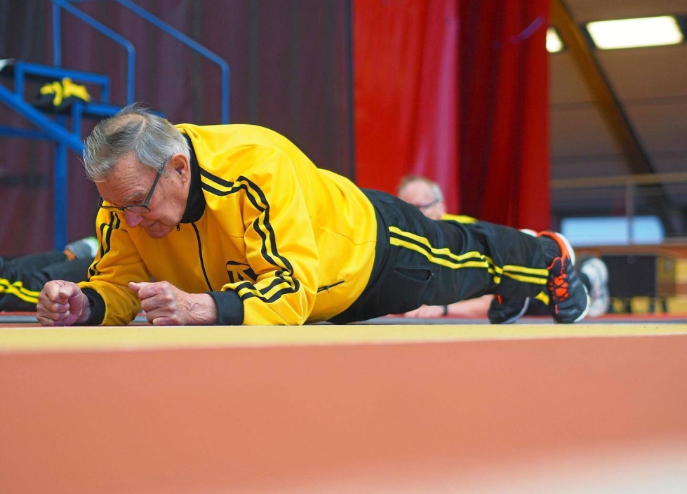 Jorma Sundvall pitää kuntoaan yllä käymällä viikoittaisessa seniorien liikuntatapahtumassa.