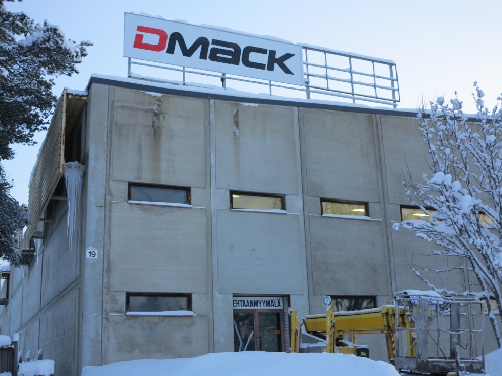 Suomi Tyres -kyltti on vaihtunut tehtaan katolla DMACK-kylttiin.