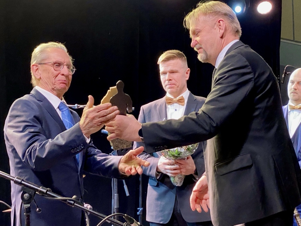 Ouneva Oy:n perustaja Heikki Nevalainen vastaanotti palkinnon kansanedustaja Seppo Eskeliseltä (sd.) ja maakuntajohtaja Markus Hirvoselta.