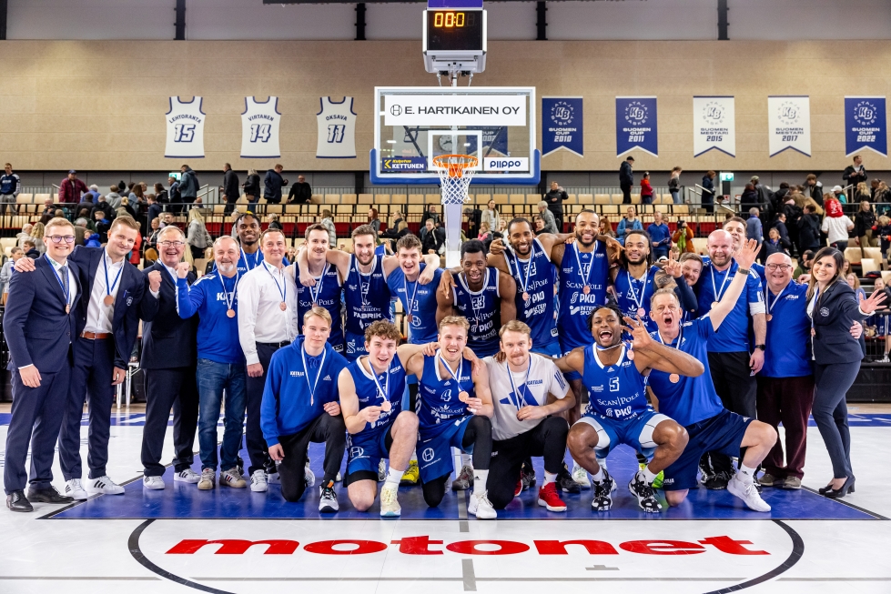 Kataja Basketin koripallomiehistö valittiin vuoden 2023 parhaaksi joukkueeksi. Arkistokuvassa viime keväänä SM-pronssia voittanut joukkue.