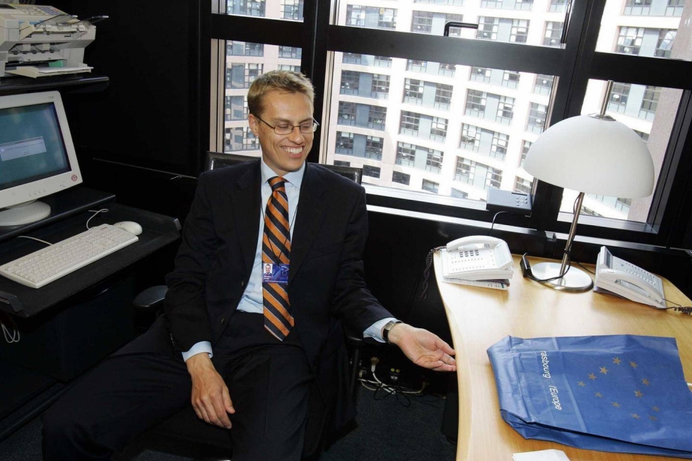 Europarlamentaarikko Alexander Stubb istui työhuoneessaan kesällä 2004.