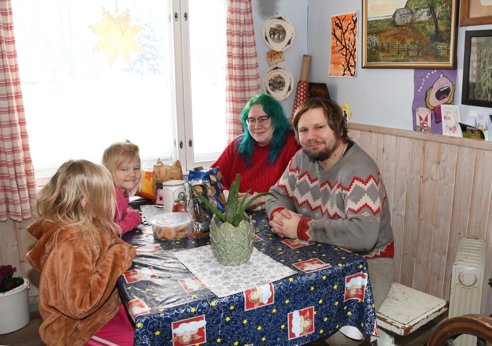 Paula ja Heikki Puolakanaholle on rauhallinen perhe-elämä maalla parasta luksusta. Tyttäristä Rauha on viisivuotias ja Nanni kahdeksanvuotias.