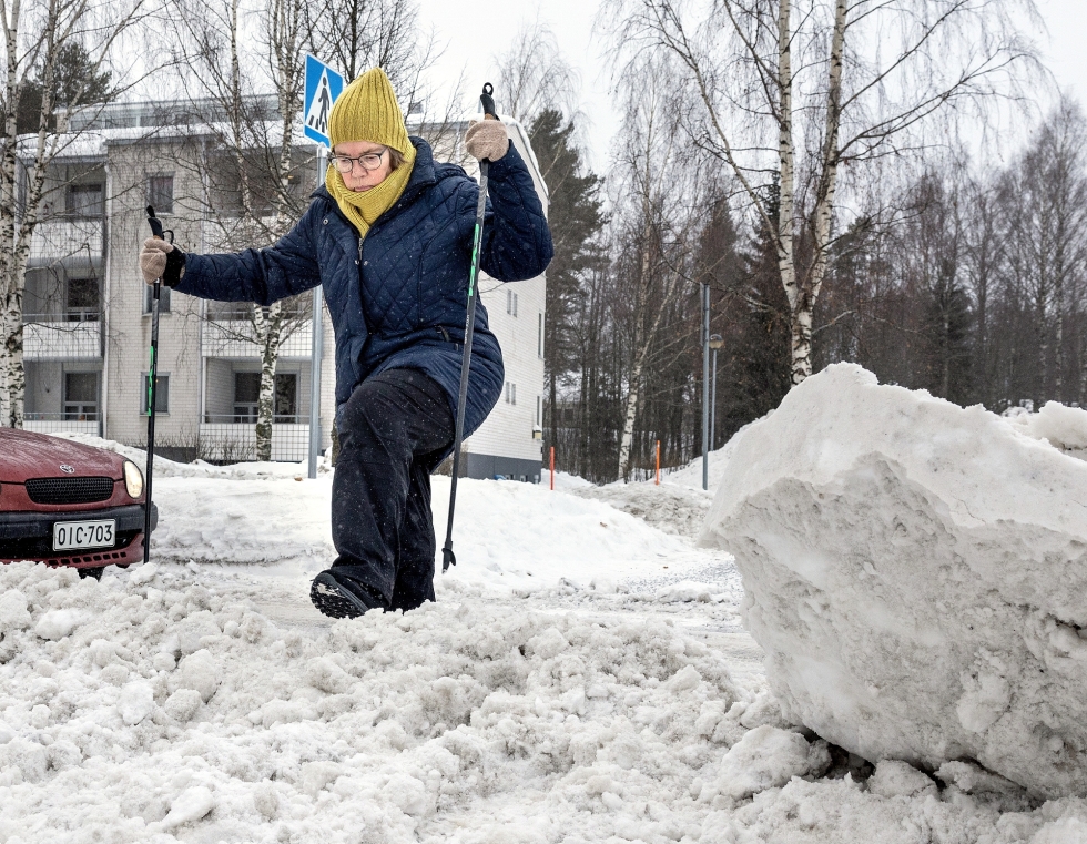 Joensuun Noljakassa lenkkeillyt Maija Riikonen, 72, ymmärtää katujen kunnossapidon haasteita. Hän käyttää nastakenkiä aina talvisin. 