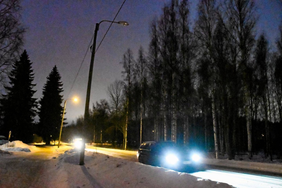 Viime talvena kunnat säästivät sähköä muun muassa sammuttamalla katuvaloja. Lamppuja pimeni esimerkiksi Varkaudessa.