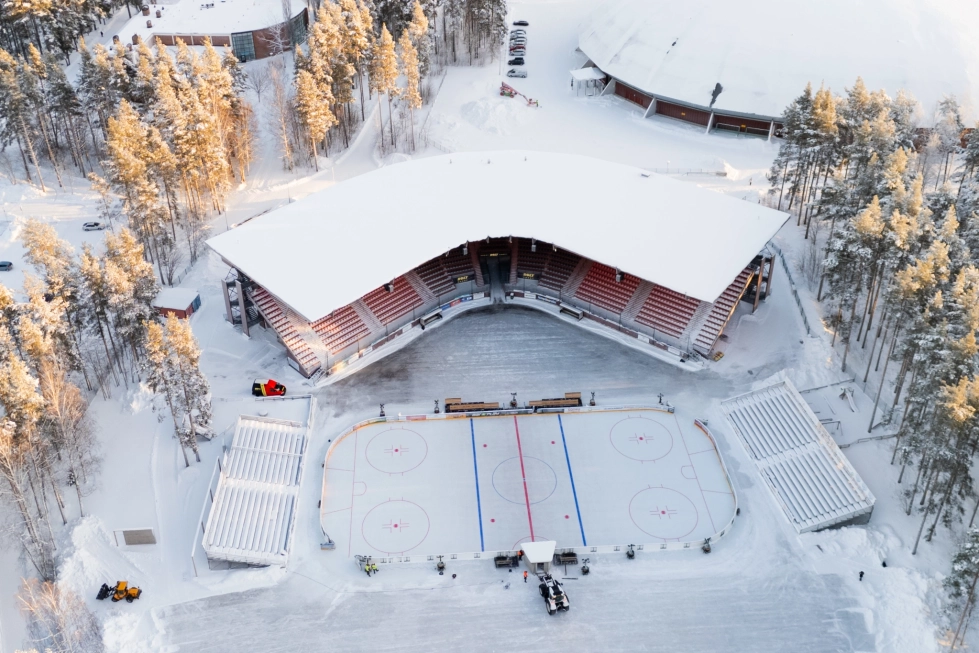 Mehtimäen pesäpallostadionille on rakennettu jääkiekkokaukalo ulkoilmaottelua varten.