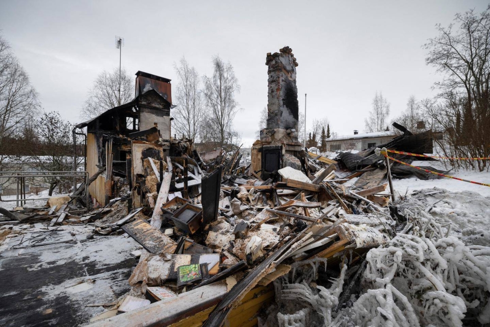 Perämäkien koti tuhoutui räjähdysmäisesti edenneessä palossa täysin. Savupiiput pysyivät pystyssä. 