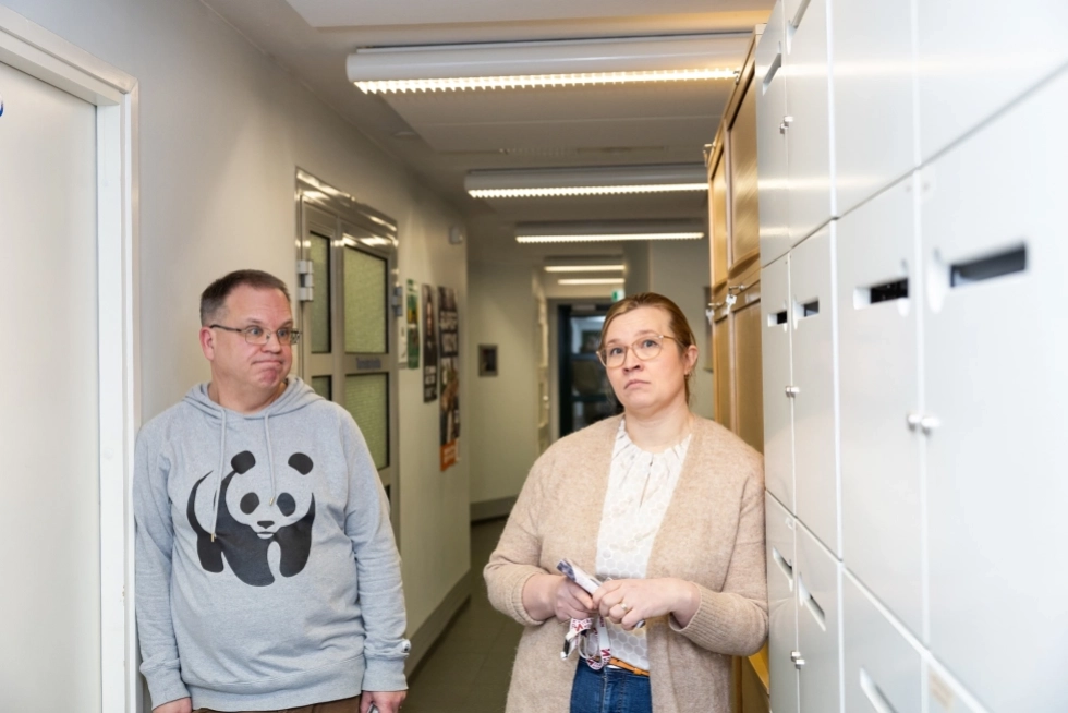 Joensuun yksikön opettaja Saku Punkari ja rehtori Mari Kilpeläinen tyrmistyivät lakkautussuunnitelmasta.