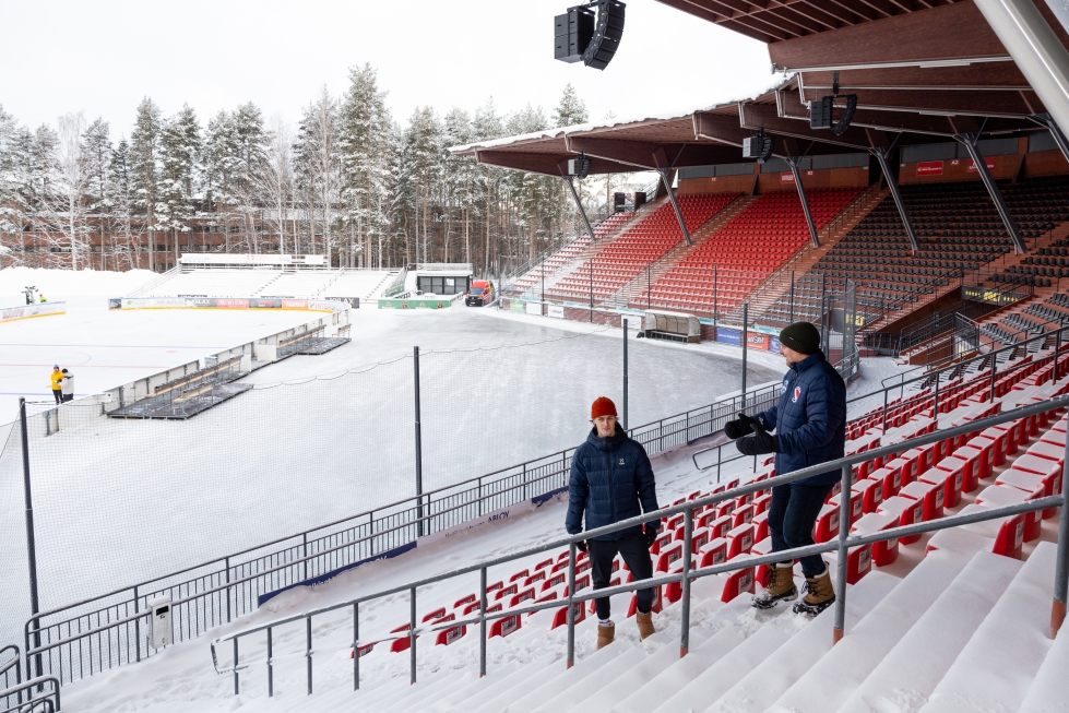 Kiekko-Poikien kapteeni Miska Hattunen ja päävalmentaja Simo Karjalainen tutustuivat alkuviikosta ulkoilmaottelun järjestelyihin Mehtimäen pesäpallostadionilla.