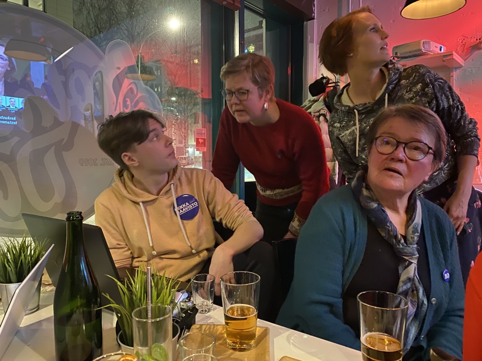 Lauri Kaunisaho, Krista Mikkonen, Ninni Saarinen ja Marjo Hämäläinen jännittivät vaali-iltaa Another Doggy -ravintolassa Joensuussa.