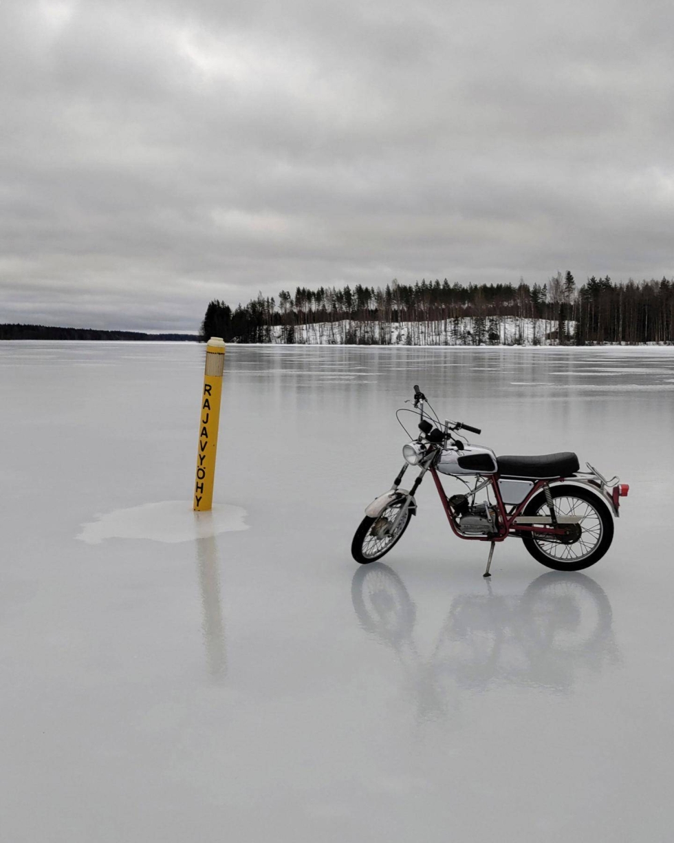 Lukiolainen Ville Häkämies pärtsäili mopolla järven jäätä aina rajavyöhykemerkille saakka. 