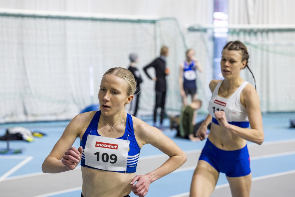 Salla Laukkanen johdossa naisten 3000 metrin kilpailussa. Laukkasen takana Jyväskylän Pihla Hokkanen. 