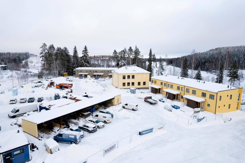 Rakennus Lux Oy valmisti esimerkiksi Kuopion Hiltulanlahden vanhan koulun ympäristöön rivitaloja.