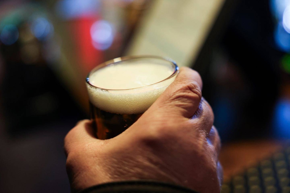 Tutkimuksessa selvitettiin alkoholin tyhjään vatsaan juomisen vaikutuksia ihmiseen verrattuna aterian yhteydessä juotuun alkoholiin.