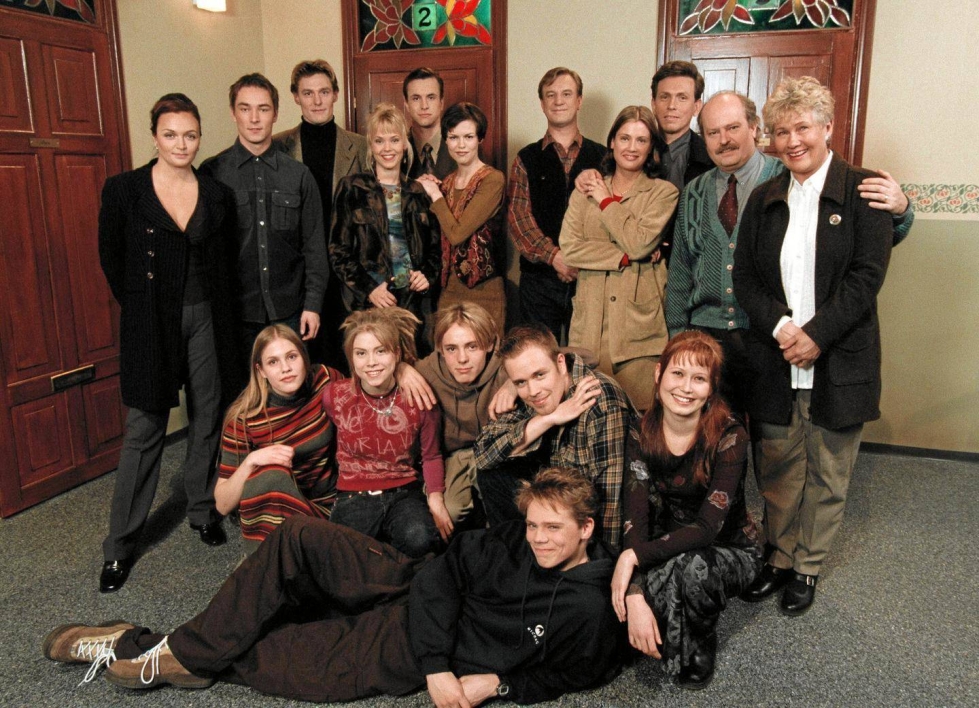 Salattujen elämien ensimmäiset näyttelijät sarjan alkaessa vuonna 1999.